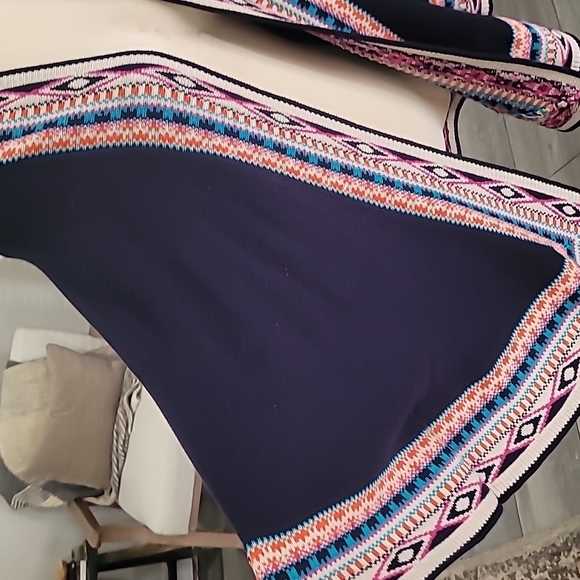 Crown & Ivy Aztec Print Open Front Border Cape/Cardigan - Picture 4 of 9